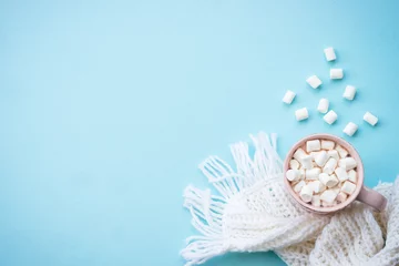 Foto op Plexiglas Hot chocolate with marshmallows on blue. © nadianb