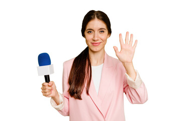 Young TV presenter caucasian woman isolated smiling cheerful showing number five with fingers. - obrazy, fototapety, plakaty