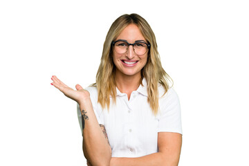 Obraz premium Young caucasian woman isolated on green chroma background showing a copy space on a palm and holding another hand on waist.