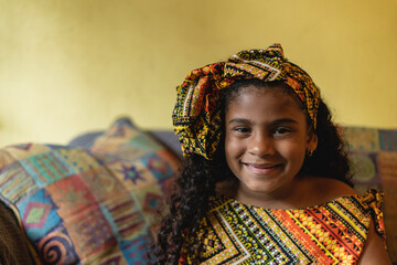 Retrato Horizontal de una hermosa niña afrocaribeña muy sonriente mirando a cámara en el...