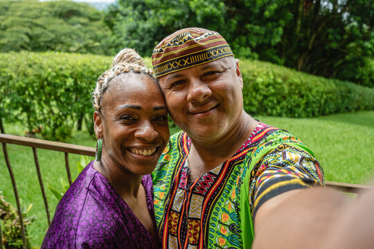 Imagen horizontal de un selfie de una hermosa pareja afrocaribe&ntilde;a muy alegre y sonriente en el exterior