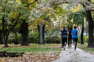 Obraz premium Woman running in budapest park in the afternoon
