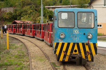 Obraz premium Petit train diesel pour transporter des voyageurs et visiter une ancienne mine de fer en Lorraine près de la frontière luxembourgeoise. Le matériel est d'époque et remis en état de marche 