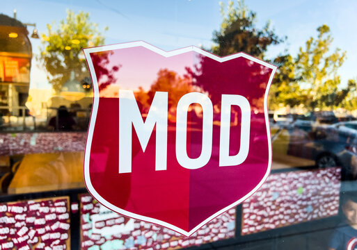 Sacramento, CA, USA November 30th 2022 Mods Pizza Logo In A Mod Pizza Restaurant Window