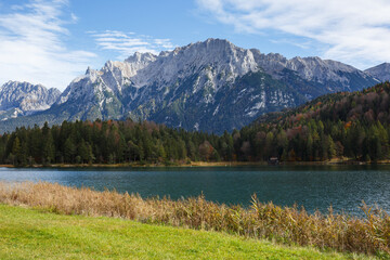 Lautersee mit Karwendelgebirge bei Mittenwald in Oberbayern