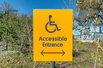 Wheelchair accessible entrance sign with arrow at Waterloo Park in Austin Texas