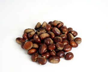 Castagne crude, raccolta di frutta fresca autunnale, Sud Europa