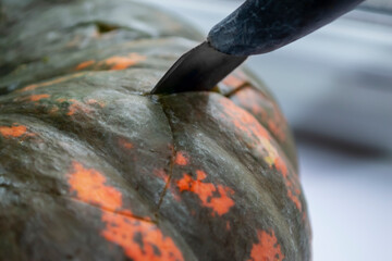 A knife in a pumpkin. The pumpkin got a knife stuck. Cut the pumpkin on Halloween.