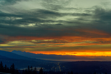 Obraz premium Fraser Valley dawn from Burnaby Mountain patio.