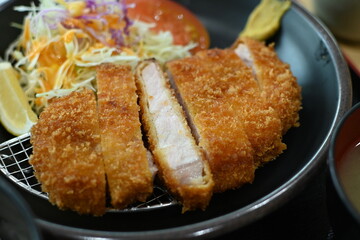 社員食堂のトンカツ定食