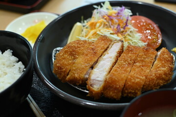 社員食堂のトンカツ定食