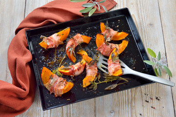 Hokkaido-Kürbisschnitten im Salbei-Speckmantel aus dem Ofen – Pumpkin gaps wrapped in bacon with...