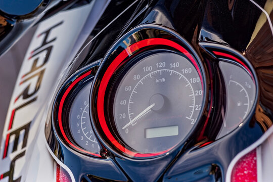 Zdjęcie zrobione w Ostrowcu Swietokrzyskim dnia 28 IX 2022 o godzinie 16:11 . Motocykl Harley Dawidson V rod " zegary " - prędkościomierz , obrotomierz , wskaźnik paliwa