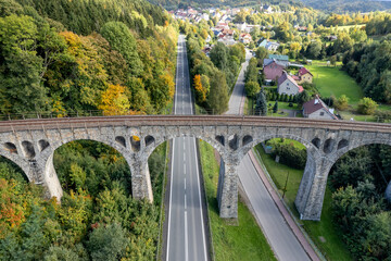 Kamienny wiadukt kolejowy w Lewinie Kłodzkim.	
