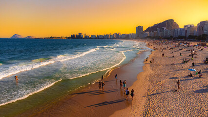 Praia Copacabana Copa Rio de Janeiro Brasil Ondas Areia Mar Oceano Paisagem Urbana Natureza...