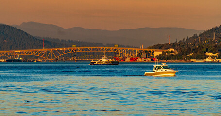 Obraz premium Panorama of Vancouver harbor at golden hour with ships and bridge