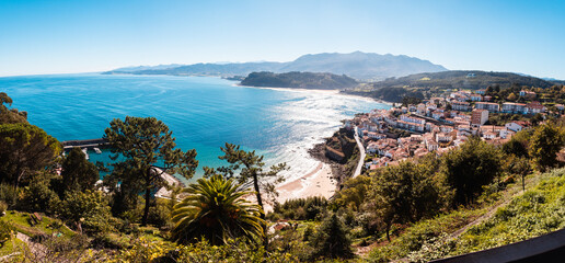 Fototapeta na wymiar Vista panorámica de mar y montaña, Lastres, Asturias, España