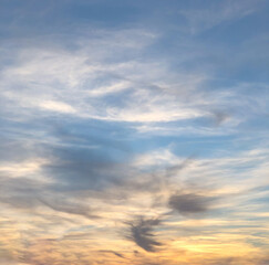 illustration d'un ciel avec des nuages gris et le coucher du soleil 