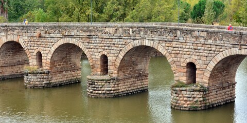 Puente romano sobre el río Guadiana, en la ciudad española de Mérida, Extremadura