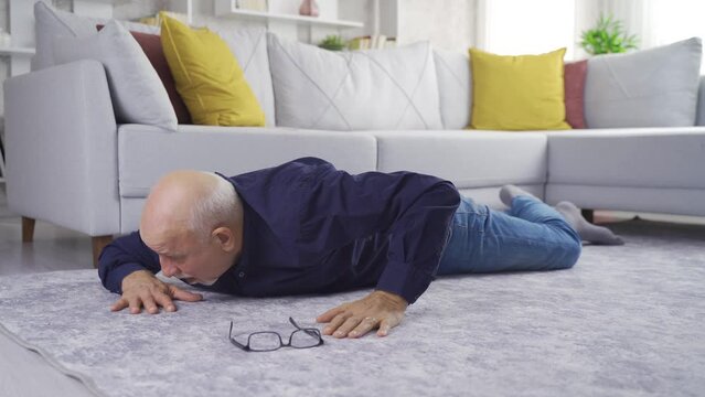 The old man, who fell to the ground, is desperate and weak, trying to get up.
The old man tries to get up from the ground and gets up with great difficulty, but is in a difficult situation.
