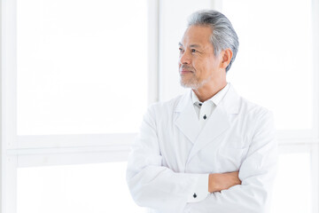 白衣のシニア男性