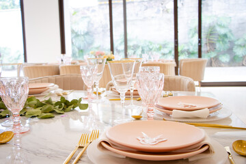 Decoración de mesa para cumpleaños o evento, vajilla elegante y rosada
