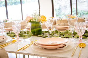 Decoración de mesa para comer con tonos rosados y verdes