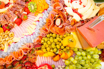 Queso, ate, jamón, olivos, uvas, kiwi yotros aperitivos 