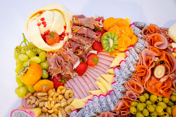Jamones, quesos y frutas exóticas en toma de picada