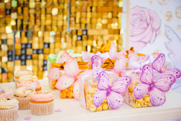 Decoraciones de fiesta de cumpleaños con detalles de mariposas
