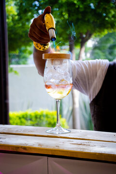Preparación de cocktail quemando la superficie de la bebida con fuego