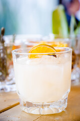 Cocktail preparado con alcohol en plano vertical