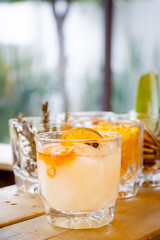 Cocktail sen vaso de cristal con bebida alcohólica en barra