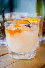 Cocktail en vaso de cristal con bebida alcohólica