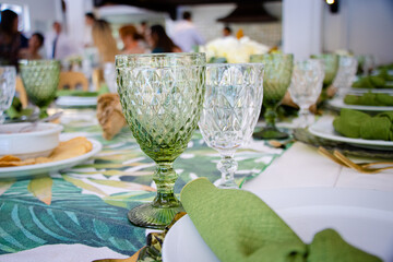 Copas de cristal verdes y transparentes elegantes