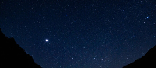 オリオン座流星群を待つ秋の夜空の星