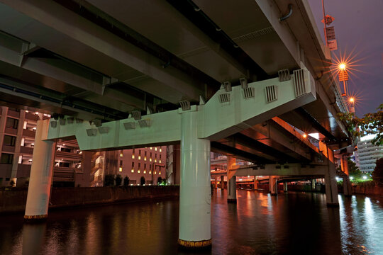 鎧橋から見た首都高江戸橋ジャンクション付近の橋脚