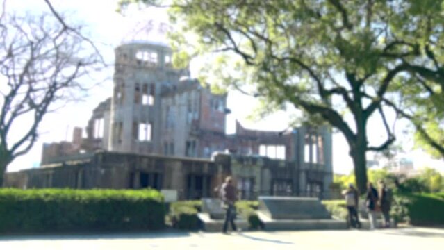 ぼかし背景素材: 広島平和記念公園を歩いて見て回る観光客たち 4K