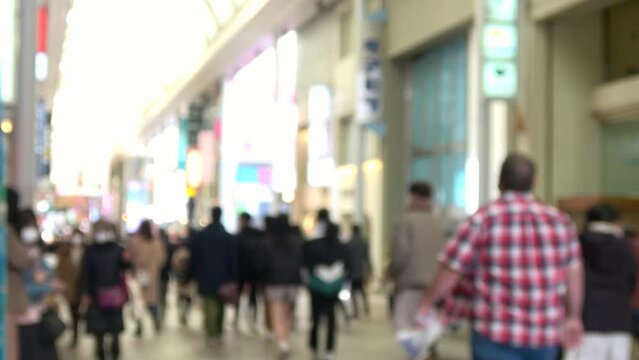 ぼかし背景素材: 多くのマスク姿の人々が行き交う混雑した繁華街の風景  広島市中区本通周辺 4K