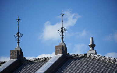 Lightning rod on roof of building on a clear blue sky day - obrazy, fototapety, plakaty