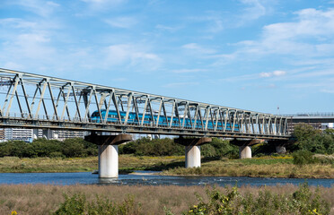 相模川に架かる鉄道橋の風景