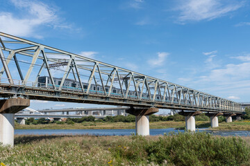 相模川に架かる鉄道橋の風景