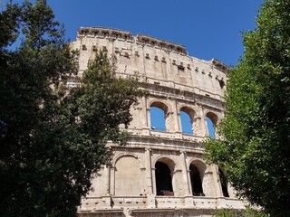 Obraz premium The ancient stone walls of the Roman Colosseum