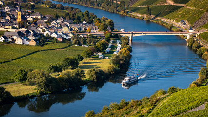Bateau de croisière dans la vallée de la Moselle © Concept Photo Studio