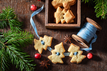 Rustic butter cookies chain as unique decorations.