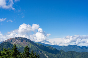 夏の空と山々