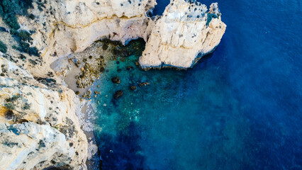 Impresionante cala con agua cristalina rodeada de cuevas y montañas en el Algarve.