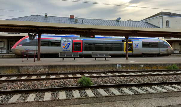 Train TER SNCF X73500 en gare de Nevers le 13 septembre 2022. 