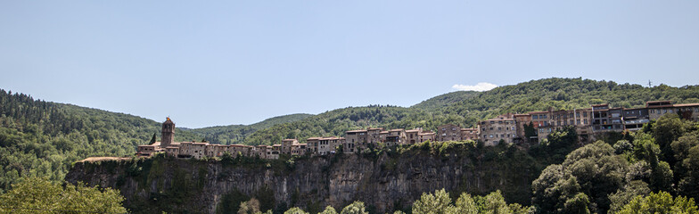 Castellfollit de la Roca, magnifique village catalan sur son éperon rocheux, magnificent Catalan village on its rocky outcrop