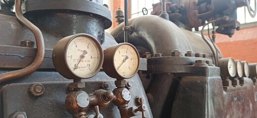 Equipment present on a train engine manufactured by the former Lille Fives company (gauge, pressure gauge, belt...)	